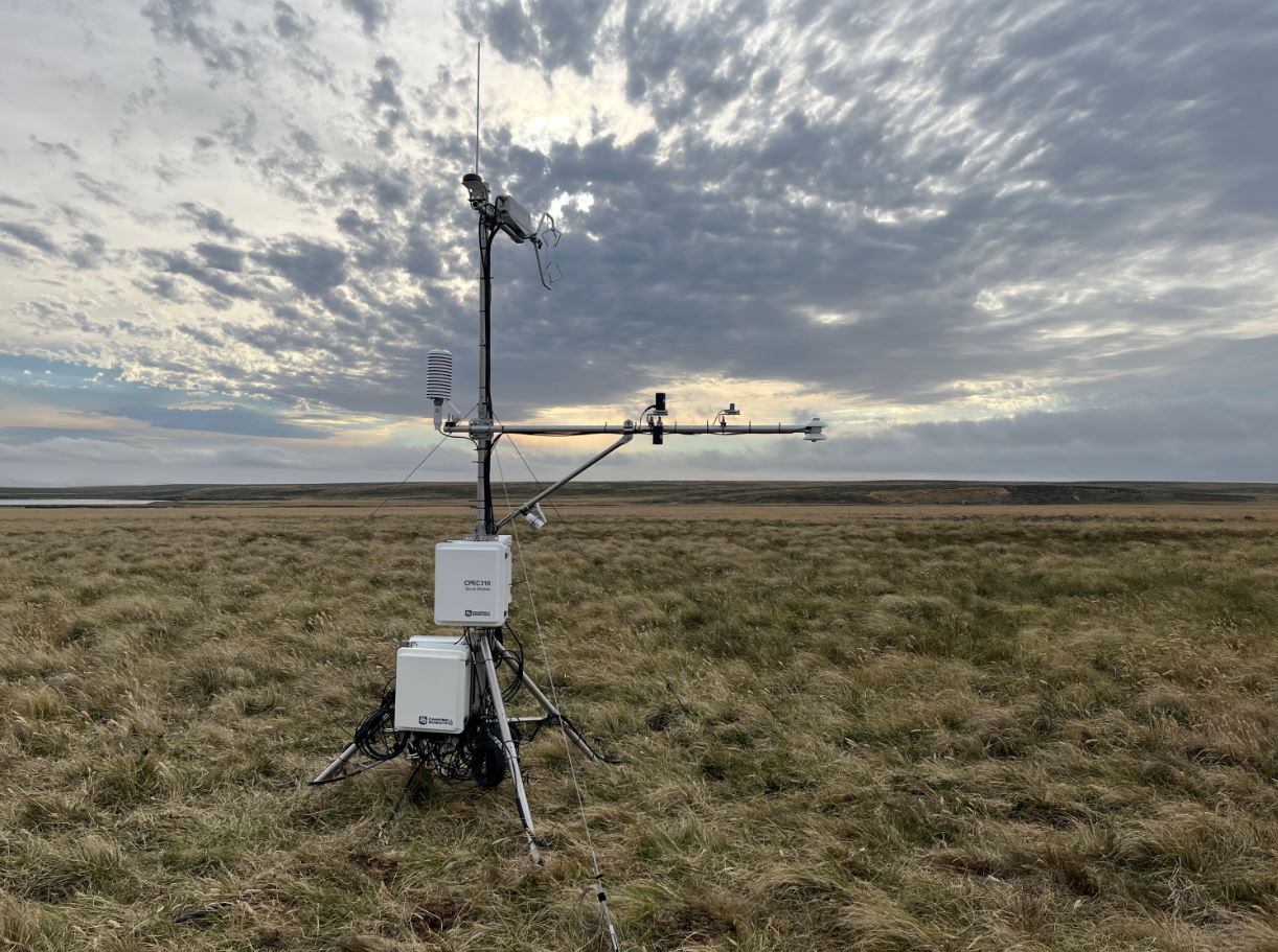 A flux tower on a flat landscape